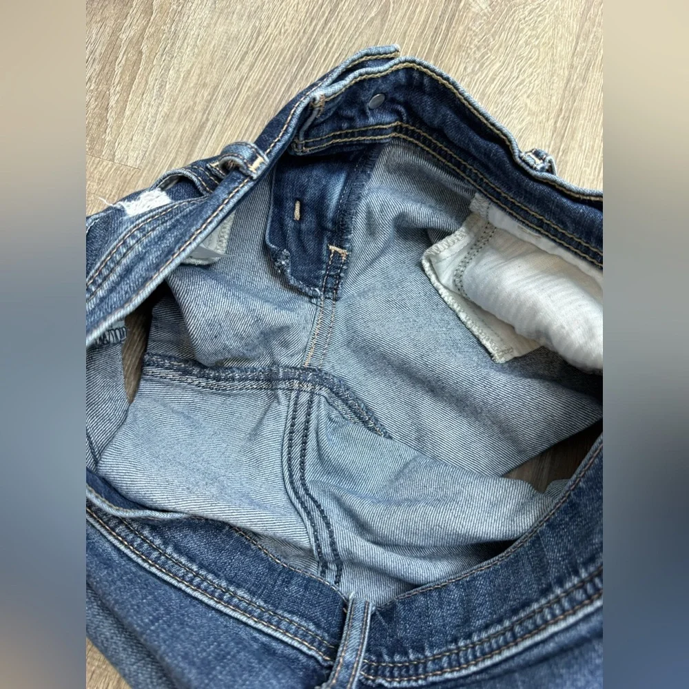 Hollister Low-Rise Midi Distressed Denim Shorts Size 5/27 - Picture 5 of 9